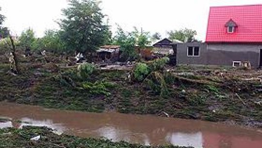 Zeci de gospodării inundate în Dâmboviţa, Olt şi Prahova