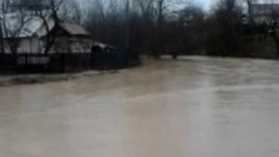 Peste 80 de sate din 10 judeţe au fost inundate