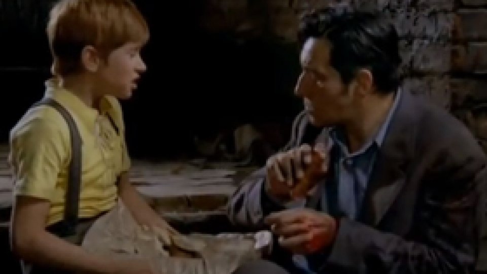 Filmele de propagandă comuniste, "difuzate cu avertisment"