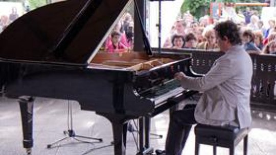 Horia Mihail şi Pianul Călător, în Herăstrău şi Cişmigiu