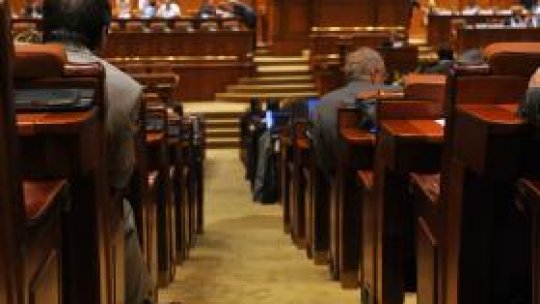 Moţiunea de cenzură a opoziţiei a fost depusă la parlament