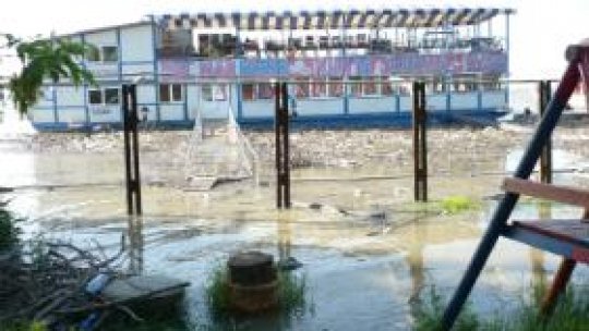 Viitura a adus valuri de mizerie pe malurile Dunării la Galaţi