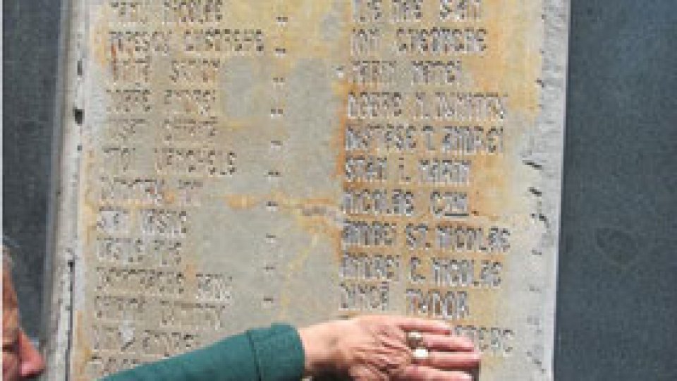 "Din marmură, din amintiri ... războiul"