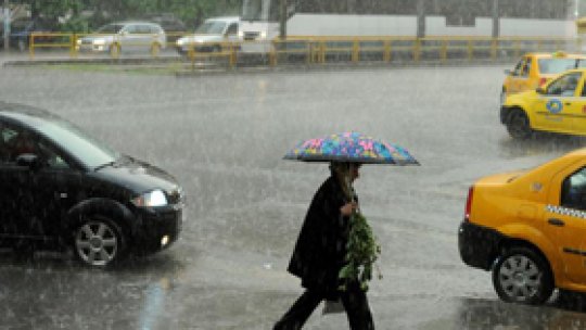 Bucureştiul şi 26 de judeţe rămân sub cod galben de ploi