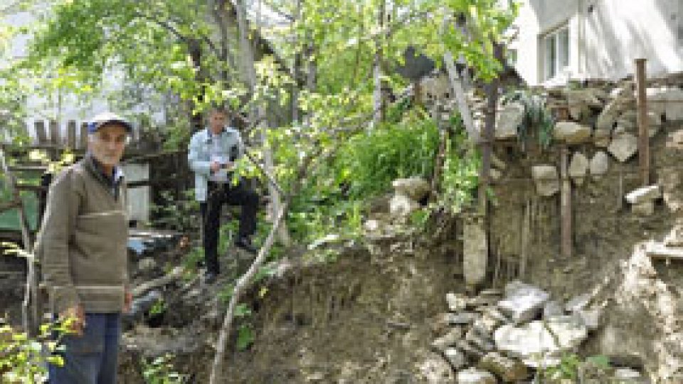 6 case din Gornet-Cuib, Prahova, în pericol de prăbuşire
