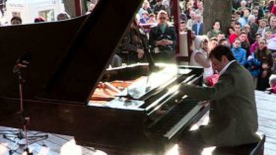 Pianul Călător ajunge în parcurile Herăstrău şi Cişmigiu