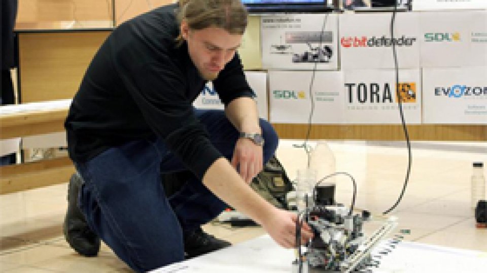 O româncă a inventat robotul care se asamblează singur