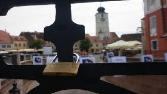 Lacate ale iubirii, pe Podul Minciunilor din Sibiu.