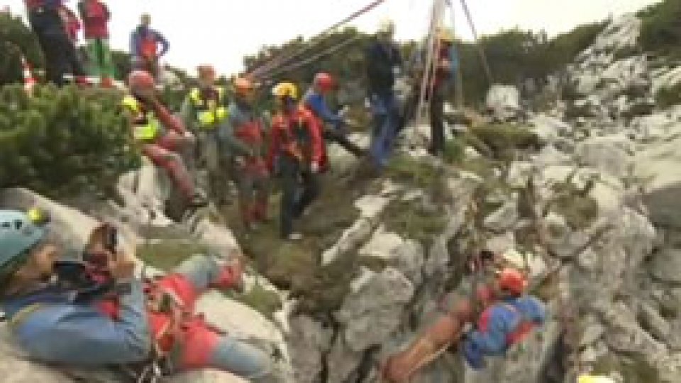 Speologul rănit şi blocat la 1 km adâncime, salvat după 11 zile