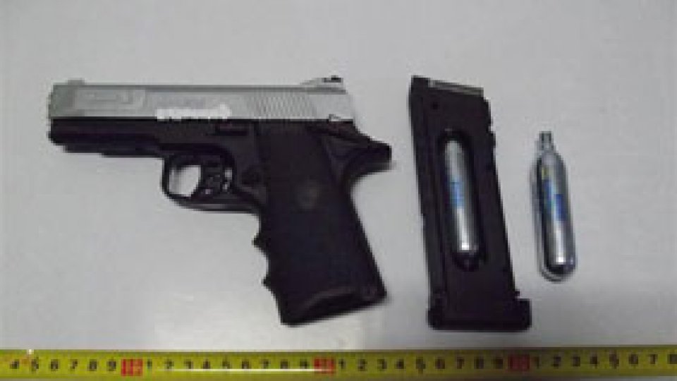 Pe litoral, cu pistolul