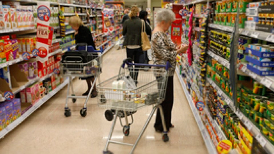 Românii cheltuiesc o treime din salariu pe alimente
