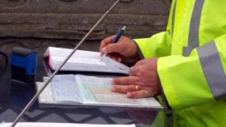 Poliţişti ungari, reţinuţi pentru că primeau mită de la străini