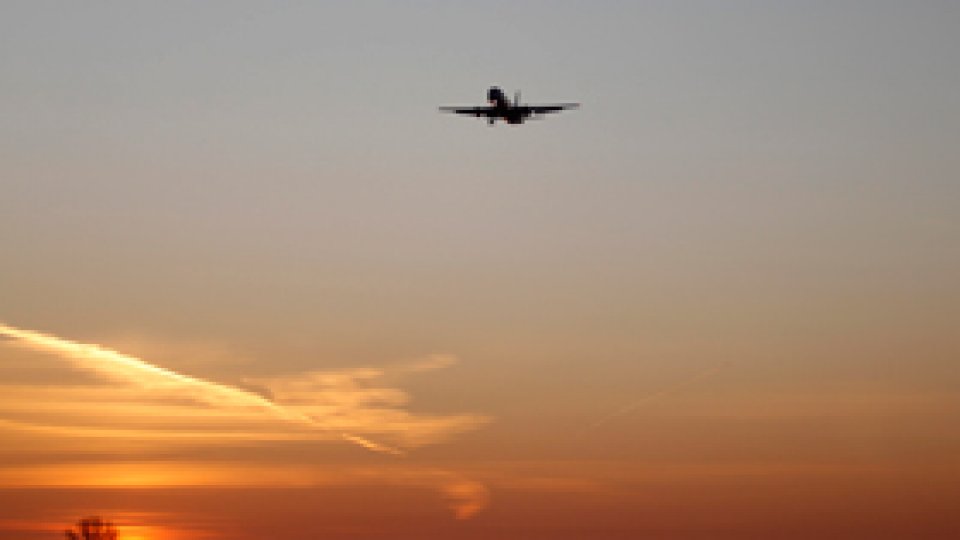 Autorităţile vor să afle dacă erau români în avionul prăbuşit