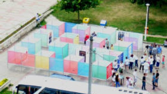 Gălăţenii, în plimbare prin "Labirintul Anticorupție"