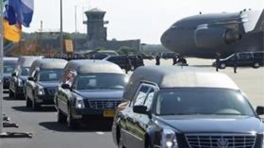 Trupurile victimelor cursei MH17 ajung în Olanda