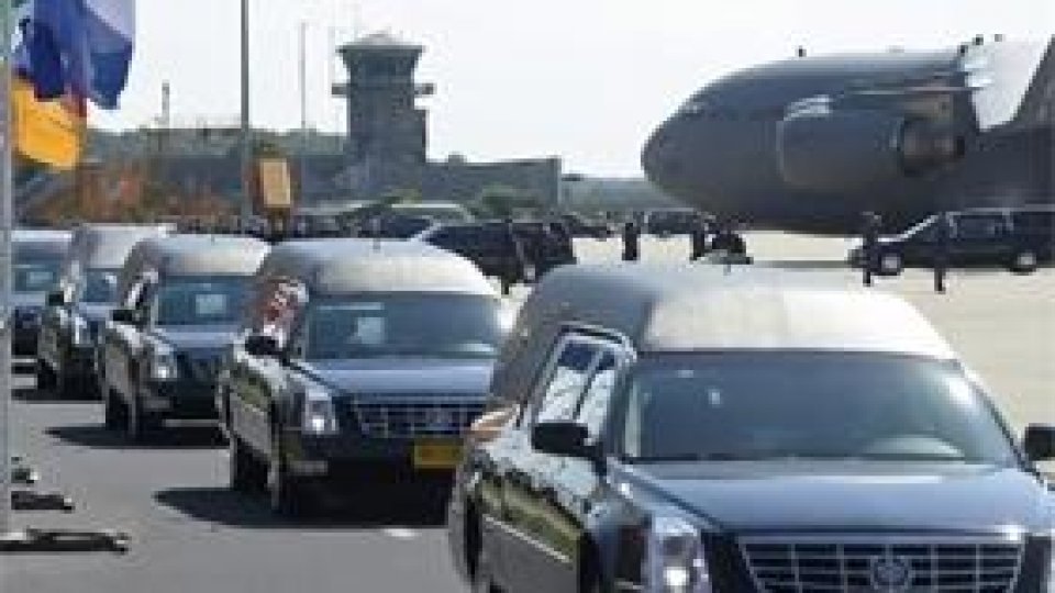 Trupurile victimelor cursei MH17 ajung în Olanda
