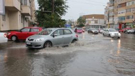 Mai multe imobile şi străzi au fost inundate în Medgidia
