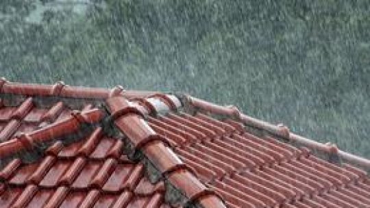 Cod portocaliu de ploi în trei judeţe