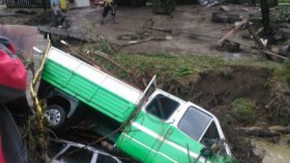 Mașini avariate și locuințe inundate în Prahova (FOTO)