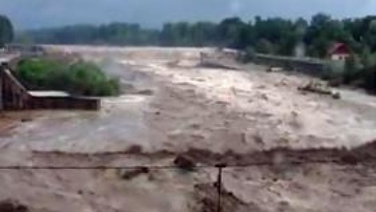 Cod roşu de inundaţii în judeţele Gorj, Vâlcea şi Olt