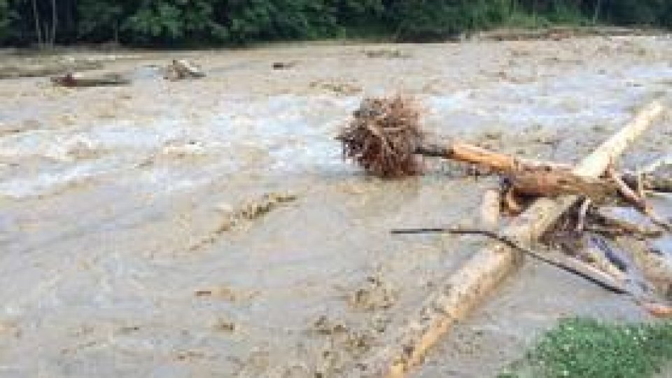 Codul roşu de inundaţii a fost extins şi prelungit (FOTO)