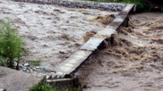 Cod roșu de inundații și cod portocaliu de ploi