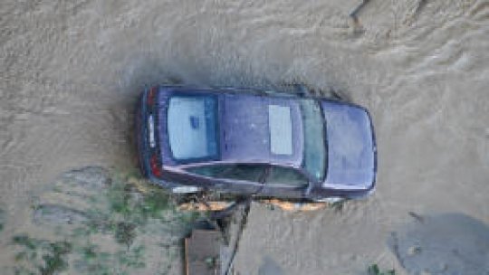 Doi oameni dispăruți în Vâlcea în urma inundațiilor