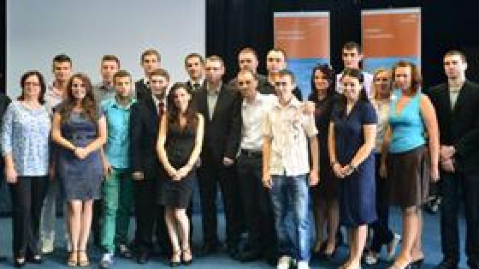 Studenţii învaţă cum se lucrează într-un combinat siderurgic