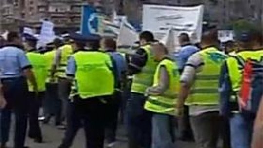 Poliţiştii ies luni în stradă
