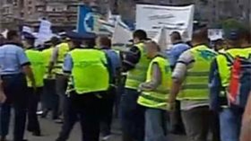 Poliţiştii ies luni în stradă