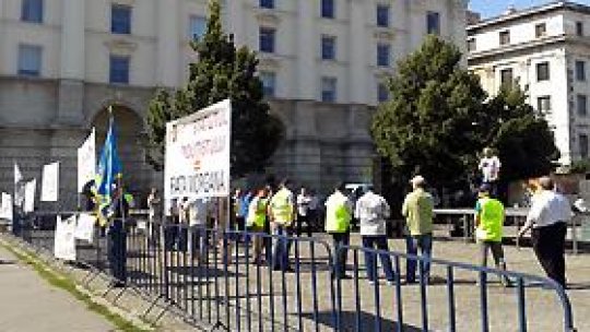 Poliţiştii protestează în faţa sediului MAI