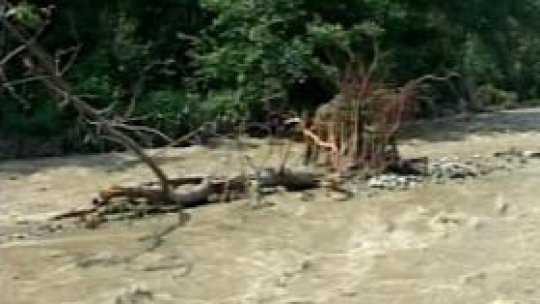Cod roşu de inundaţii pe râuri din Mehedinţi, Dolj, Olt, Vâlcea