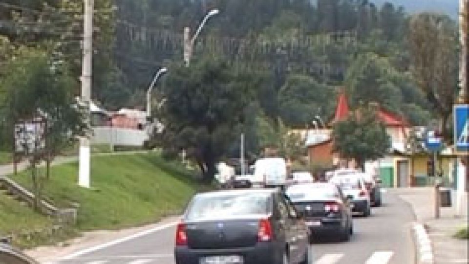 Trafic rutier aglomerat pe mai multe şosele din ţară