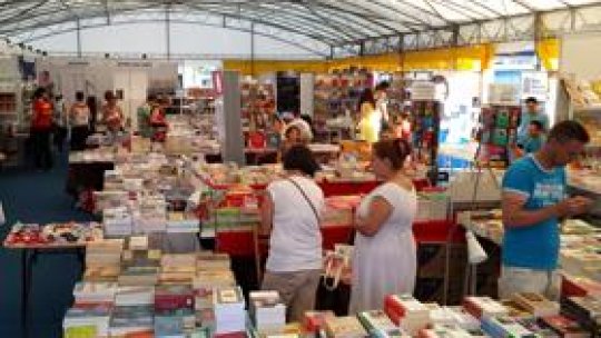 Târgul de carte "Gaudeamus" Constanţa continuă până luni