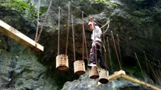 Tiroliană într-un defileu al Pârâului Negru / Valea Jiului