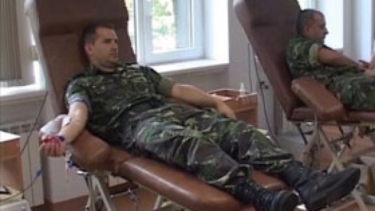 Militarii donează sânge
