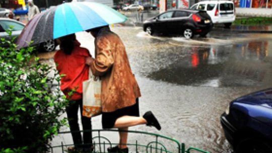 Meteorologii anunţă ploi şi vijelii în toată ţara