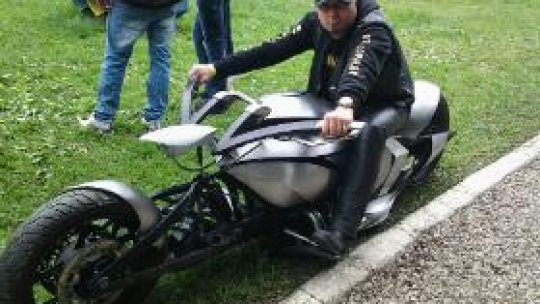 Abandonul școlar "combătut de un profesor cu motocicleta"