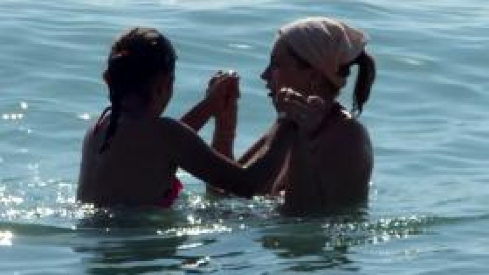 Peste două sute de mii de turişti pe litoral