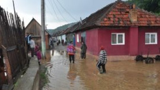Mai multe străzi, inundate în Bocşa