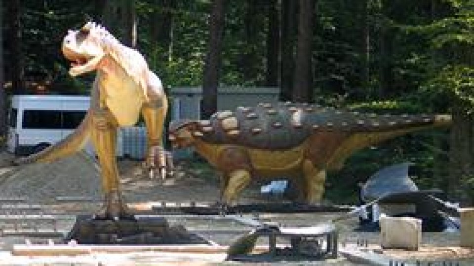 14 noi "dinozauri" au sosit la geoparcul tematic de la Râşnov