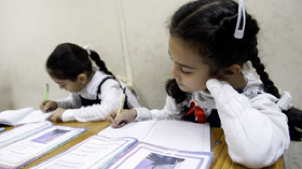 Elevii din clasele întâi şi a doua vor folosi manualele vechi