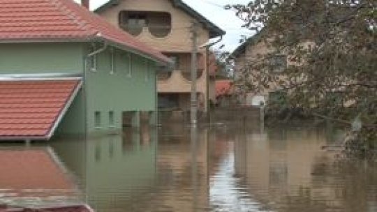 Mai multe sate de români din Serbia, "complet izolate de ape"