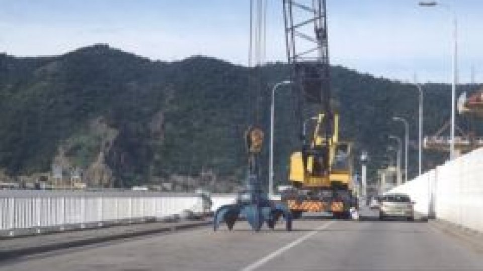 "Sute de tone de deşeuri" la Barajul de la Porţile de Fier I