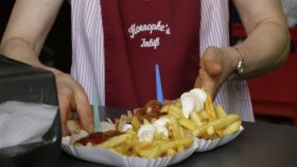 Fast-food "creşte riscul de boli intestinale la tineri"