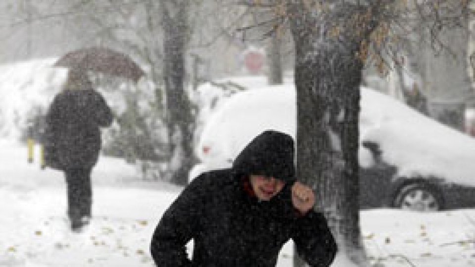 Ploi, ninsori și vânt în weekend, în toată țara