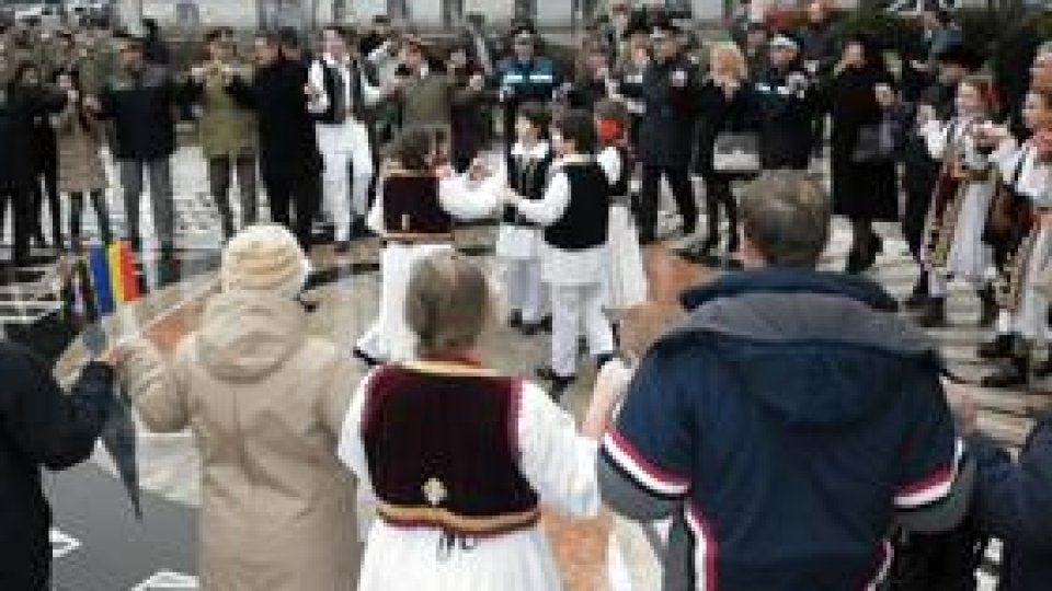 Arădenii s-au prins în Hora Unirii în faţa Palatului Primariei