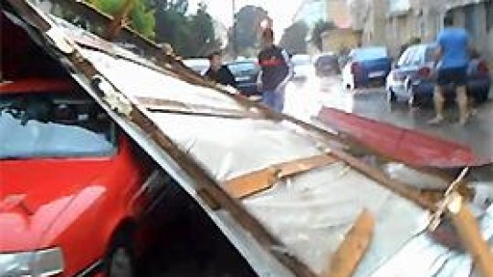30 de autoturisme, avariate de vântul puternic în judeţul Braşov