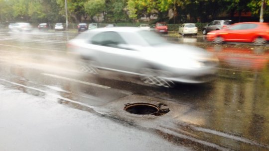 Video: "Cascadorii plânsului" pe un bulevard bucureștean intens circulat