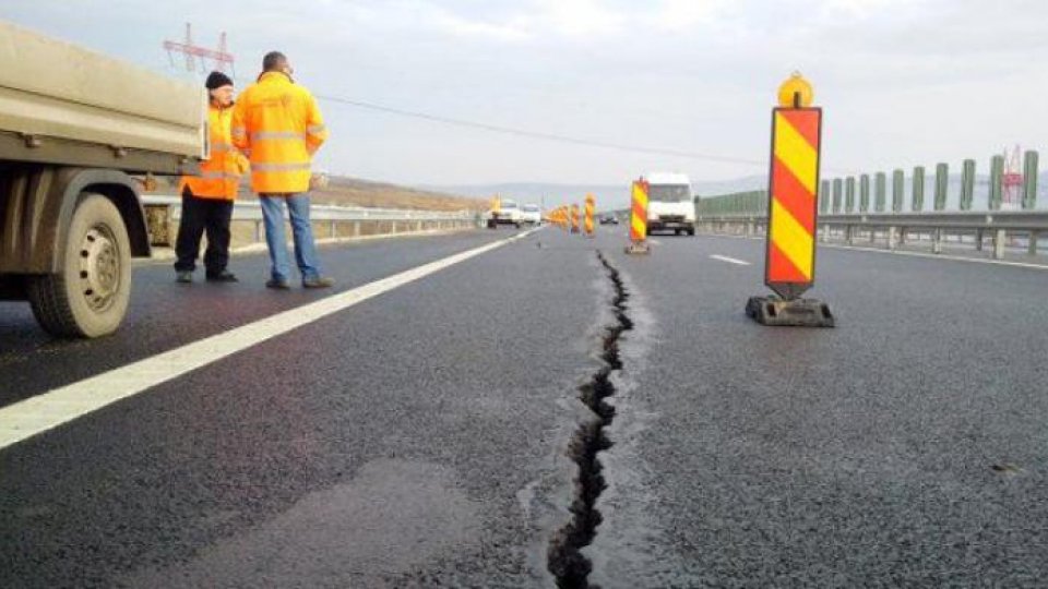 O porţiune din autostrada Orăştie-Sibiu "trebuie demolată şi reconstruită"